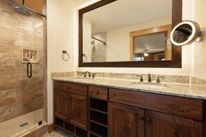 Jetted bath, hair dryer, towels, soap - West Resort Sleep 4 with free Water Park. (Gatlinburg)