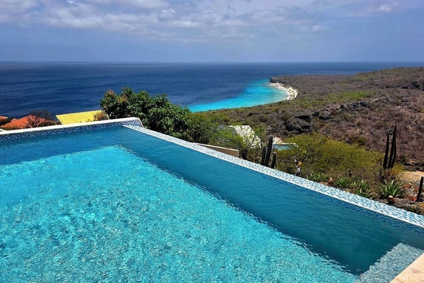 Where our infinity pool ends, the blues of Cas Abao begin