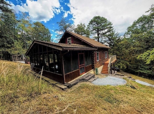 Cozy Rustic Log Cabin minutes  to Raystown Lake, 7 Points boat launch.