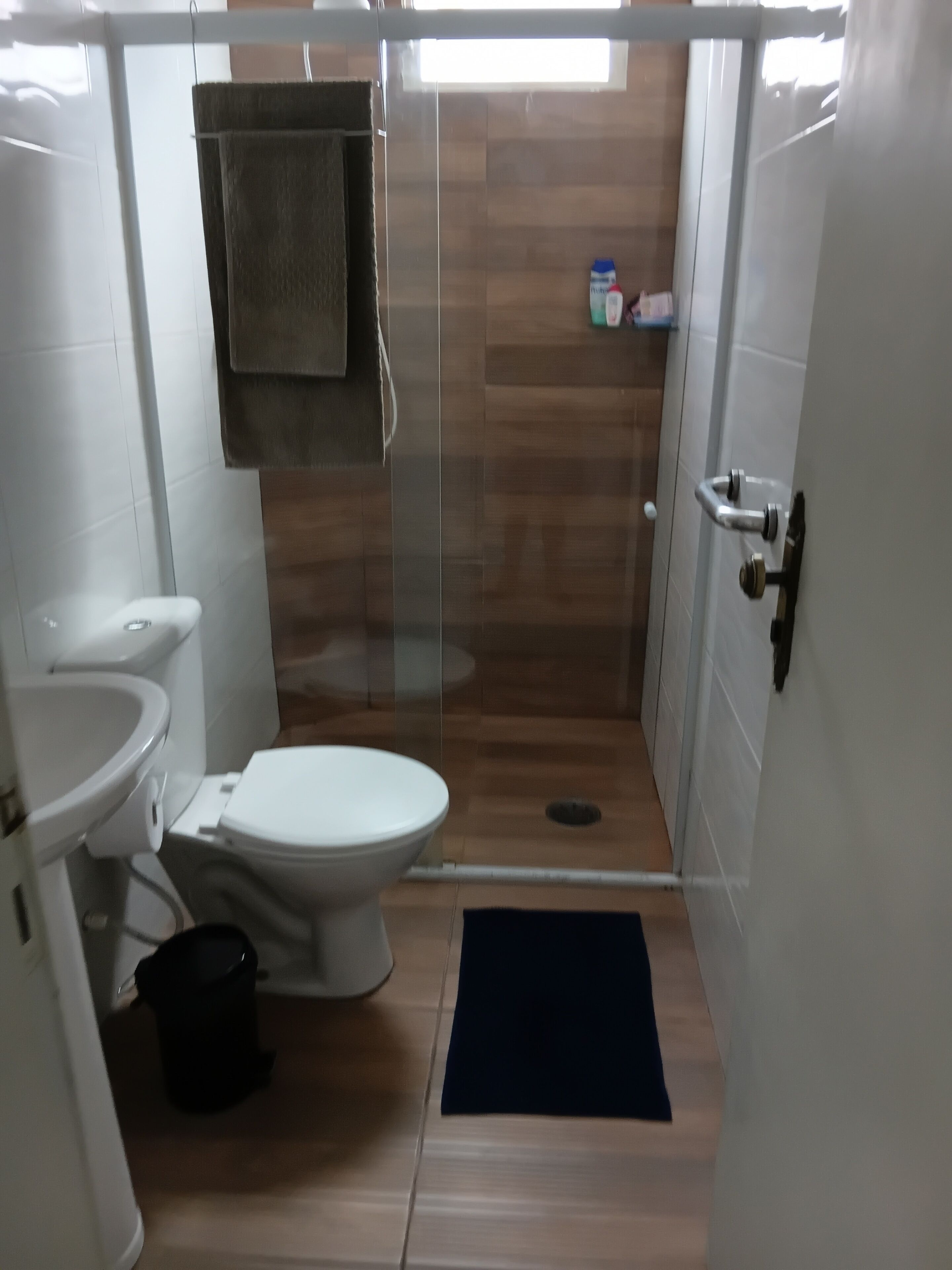 Een haardroger, handdoeken, zeep, toiletpapier