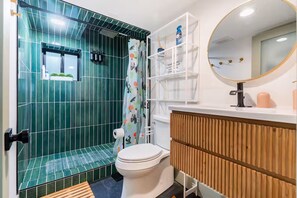 Serviettes fournies, savon, papier toilette