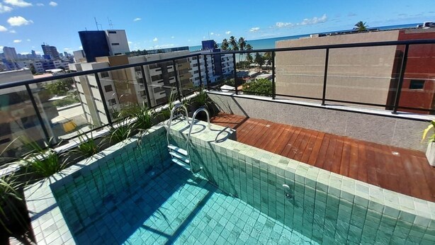 A rooftop pool with a view of the city and ocean. - Flat Cabo Branco Aurea 50m do mar 403 (João Pessoa)