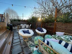 Outdoor dining - Eco-Friendly Bungalow in the Heart of West Seattle (Seattle)