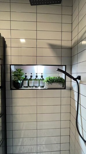 Towels, soap, toilet paper - Eco-Friendly Bungalow in the Heart of West Seattle (Seattle)