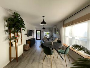 Smart TV - Eco-Friendly Bungalow in the Heart of West Seattle (Seattle)