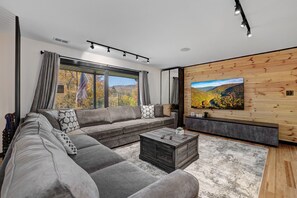 Smart TV, table football, ping pong, books - Sleeps 24! Luxury, Sauna, Hot tub, Zen room, Gameroom, pets (Tannersville)