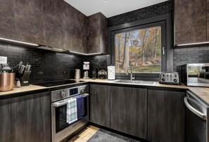 Jääkaappi, mikroaaltouuni, uuni, liesi