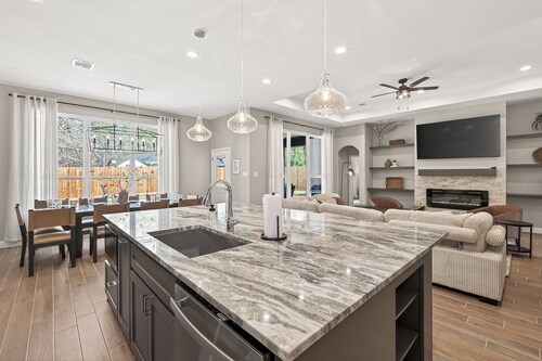 Pool/Jacuzzi Fun + Gameroom + Community Amenities