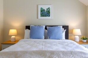 Iron/ironing board, travel cot, WiFi, bed sheets - Charming 2-Bedroom Rose Cottage with Parking (Christchurch)