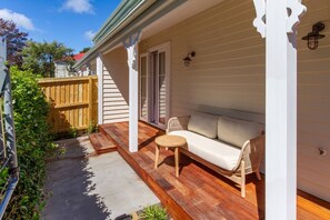 Terrace/patio - Charming 2-Bedroom Rose Cottage with Parking (Christchurch)
