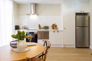 Een koelkast, een magnetron, een oven, een kookplaat