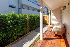 Terrace/patio - Charming 2-Bedroom Rose Cottage with Parking (Christchurch)