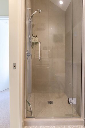 Hair dryer, towels - Charming 2-Bedroom Rose Cottage with Parking (Christchurch)