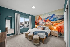 3 bedrooms, iron/ironing board, travel cot, free WiFi - Hot Tub, IR Sauna. Game Room & Mountain Views – Venues, restaurants, and more! (Monument)