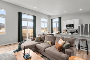Living area - Hot Tub, IR Sauna. Game Room & Mountain Views – Venues, restaurants, and more! (Monument)
