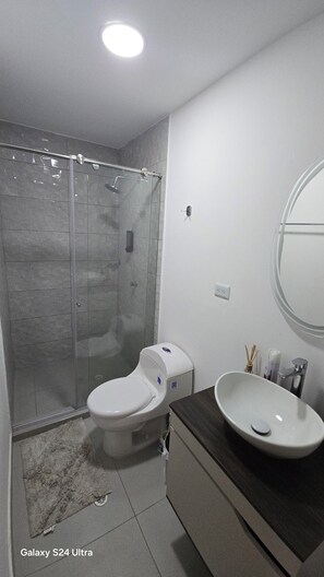 ฝักบัว, ผ้าเช็ดตัว, สบู่, กระดาษชำระ