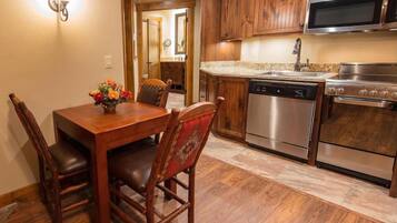 Deluxe-Ferienhütte, Bergblick | Zimmersafe, Schreibtisch, laptopgeeigneter Arbeitsplatz