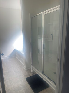 Hiustenkuivaaja, pyyhkeet, saippua, vessapaperi