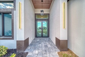 Unclassified image, 5 of 39, button - Fantastic 4-bedroom house with AC in sunny Cape Coral (Cape Coral)