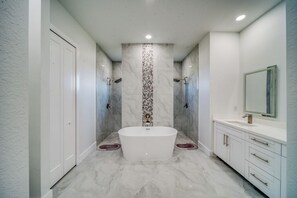 Unclassified image, 2 of 39, button - Fantastic 4-bedroom house with AC in sunny Cape Coral (Cape Coral)