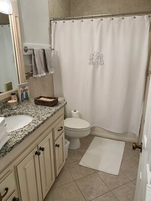 Hair dryer, towels, soap, toilet paper - Available Masters! Only 2.2 miles from the course. (Augusta)