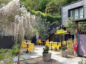 Outdoor dining - Citotel Monet (Honfleur)