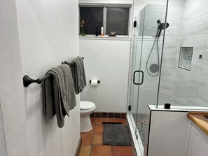 Secador de pelo, toallas, jabón y papel higiénico