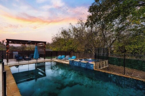 Luxury 7BR Pool, Hot Tub & 4 Car Parking