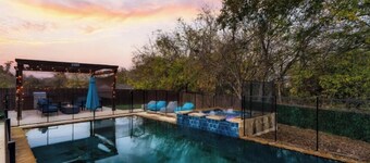 Luxury 7BR Pool, Hot Tub & 4 Car Parking