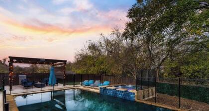 Luxury 7BR Pool, Hot Tub & 4 Car Parking