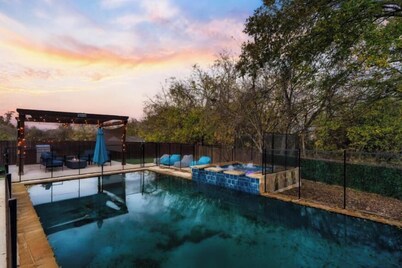 Luxury 7BR Pool, Hot Tub & 4 Car Parking