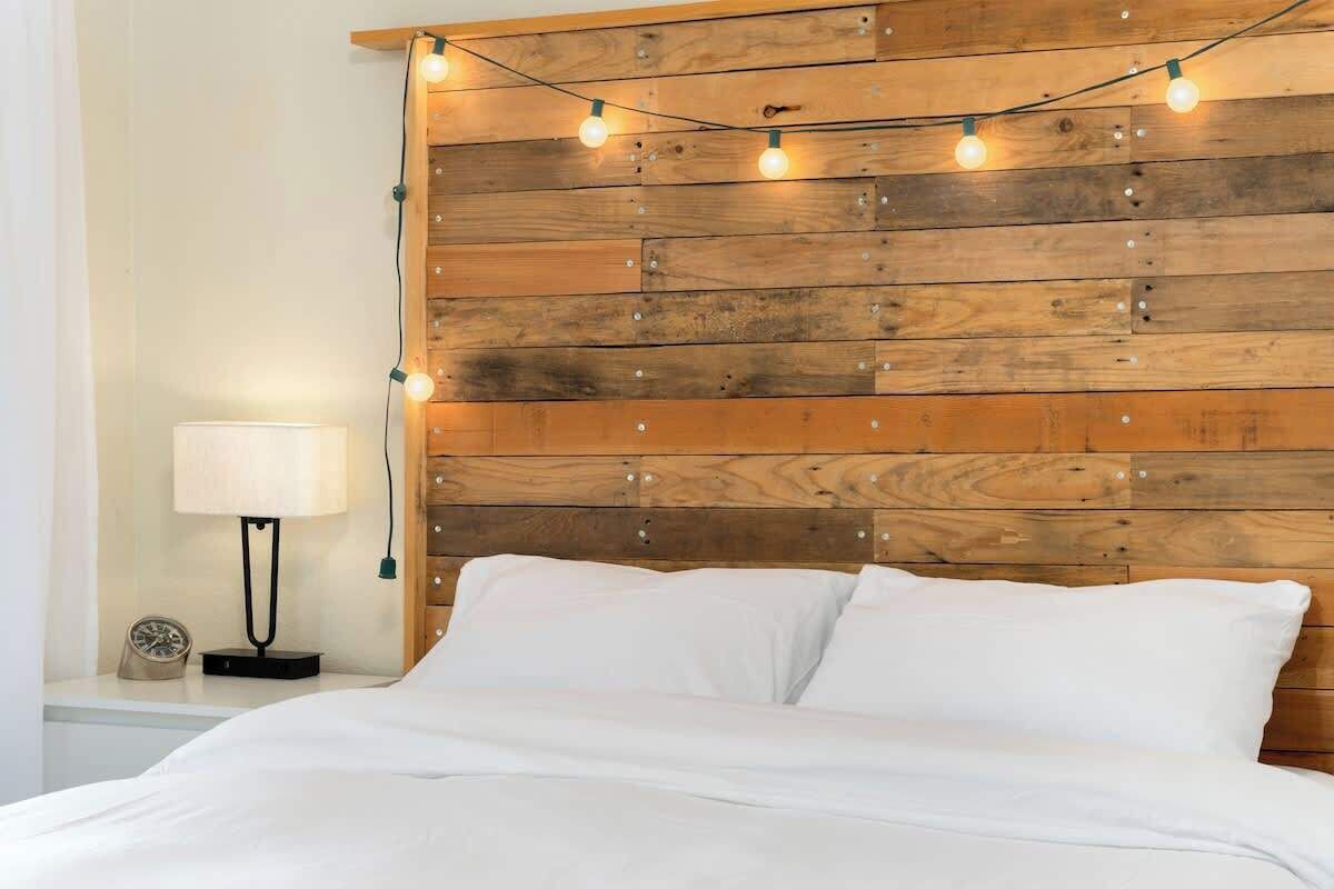 3 habitaciones, escritorio y tabla de planchar con plancha 