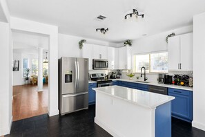 Microwave, dishwasher, toaster - Grand 6BR 3BA Pool Escape Round Rock (Round Rock)