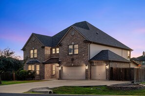 Exterior - Grand 6BR 3BA Pool Escape Round Rock (Round Rock)