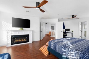 6 bedrooms, iron/ironing board, WiFi, bed sheets - Grand 6BR 3BA Pool Escape Round Rock (Round Rock)