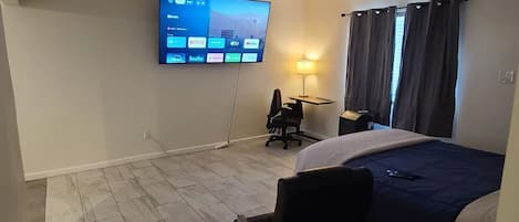 Escritorio, tabla de planchar con plancha y wifi