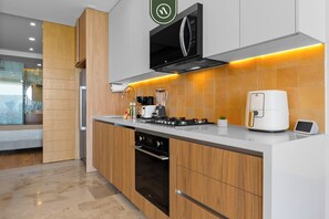 Refrigerador, microondas, horno, placa de cocina