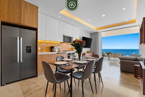 Réfrigérateur, four à micro-ondes, un four, surface de cuisson