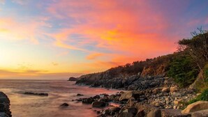 A coastal landscape with a rocky shoreline and a sunset. - Room with Terrace (Acapulco de Juárez)
