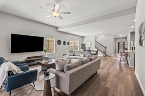 Casa de lujo, vista al jardín | Área de sala de estar | Monitor de computadora 