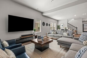 Casa de lujo, vista al jardín | Área de sala de estar | Monitor de computadora 