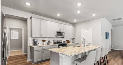 4Bed Luxury Getaway with Pool Table Lake