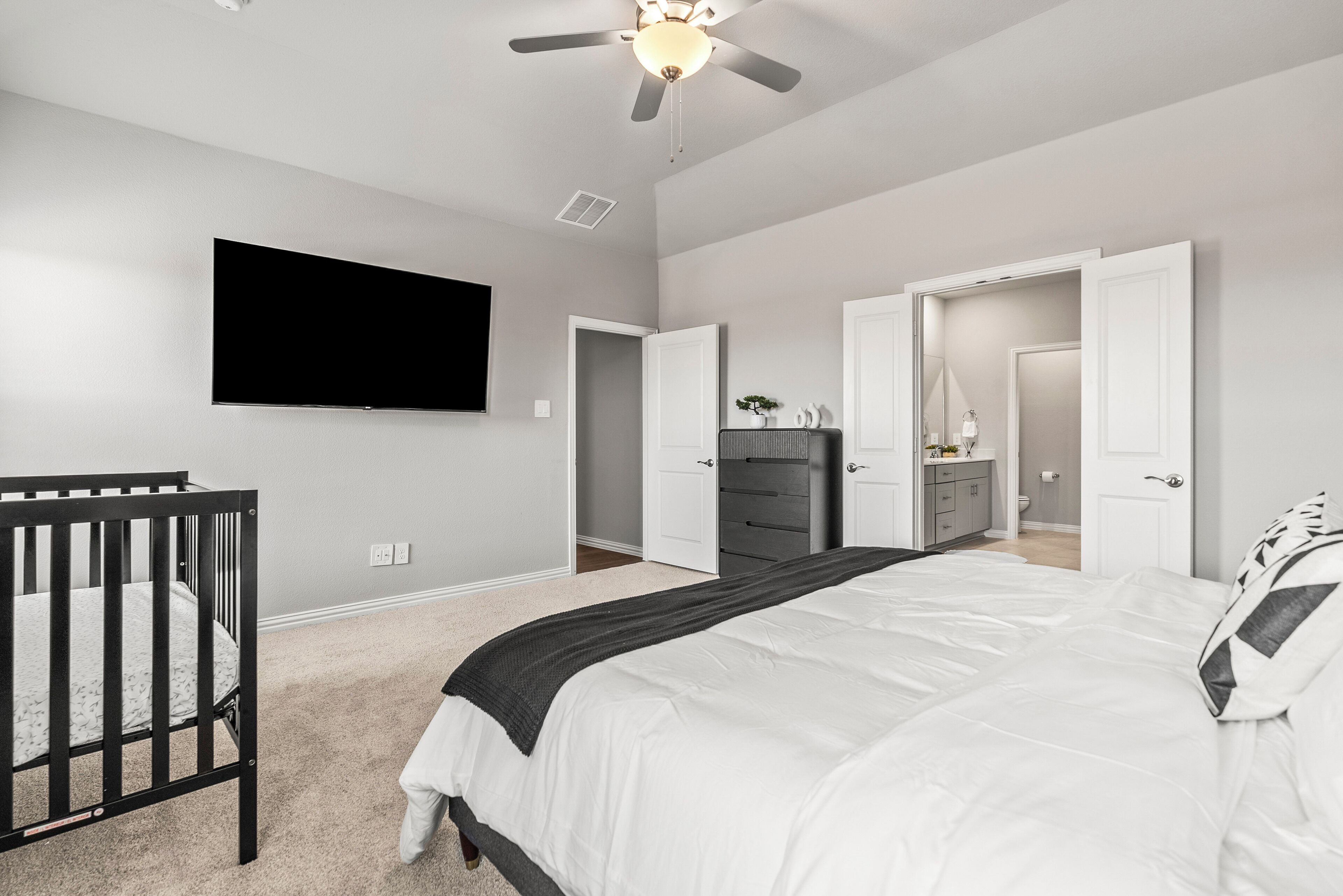 Casa de lujo, vista al jardín | Tabla de planchar con plancha y wifi gratis 