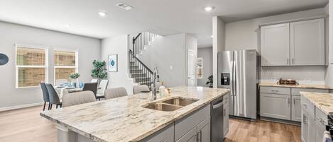 Luxury House, Garden View | Private kitchen