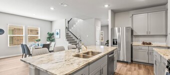 บ้านหรู 4 ห้องนอน สำหรับพักผ่อน พร้อมโต๊ะพูล ทะเลสาบ