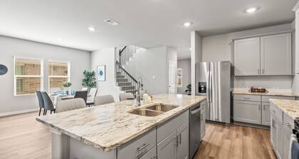 4Bed Luxury Getaway with Pool Table Lake