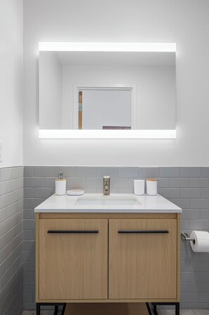 Towels, soap, toilet paper - Studio | near Aquarium, Coolridge Park (Chattanooga)