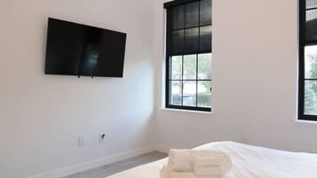 1 habitación, tabla de planchar con plancha, internet y ropa de cama