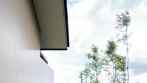 A pathway leading to a building with a view of mountains. - Mount Valley Inn Kintamani (Kintamani)