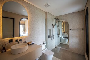 Villa panorámica, 1 habitación, piscina privada, vistas a la montaña | Baño | Ducha, artículos de higiene personal gratuitos y secador de pelo